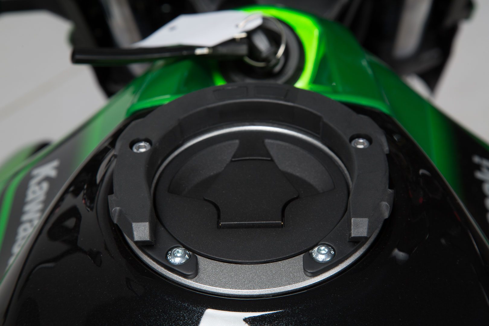 SW-Motech EVO Tankring Noir. pour modèles Kawasaki. Réservoir avec 5 vis