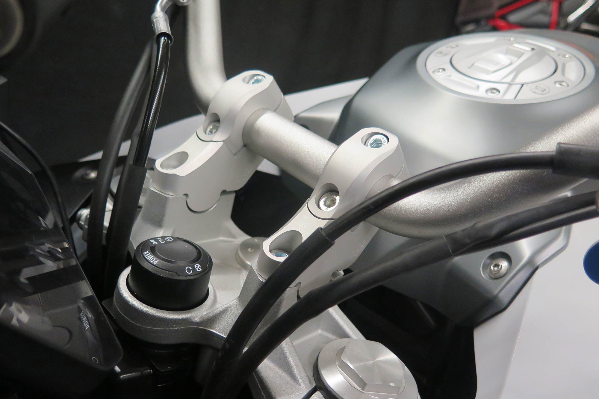 Aumento de manillar Superbike con desplazamiento de 5 cm ABE para BMW F900XR F900R