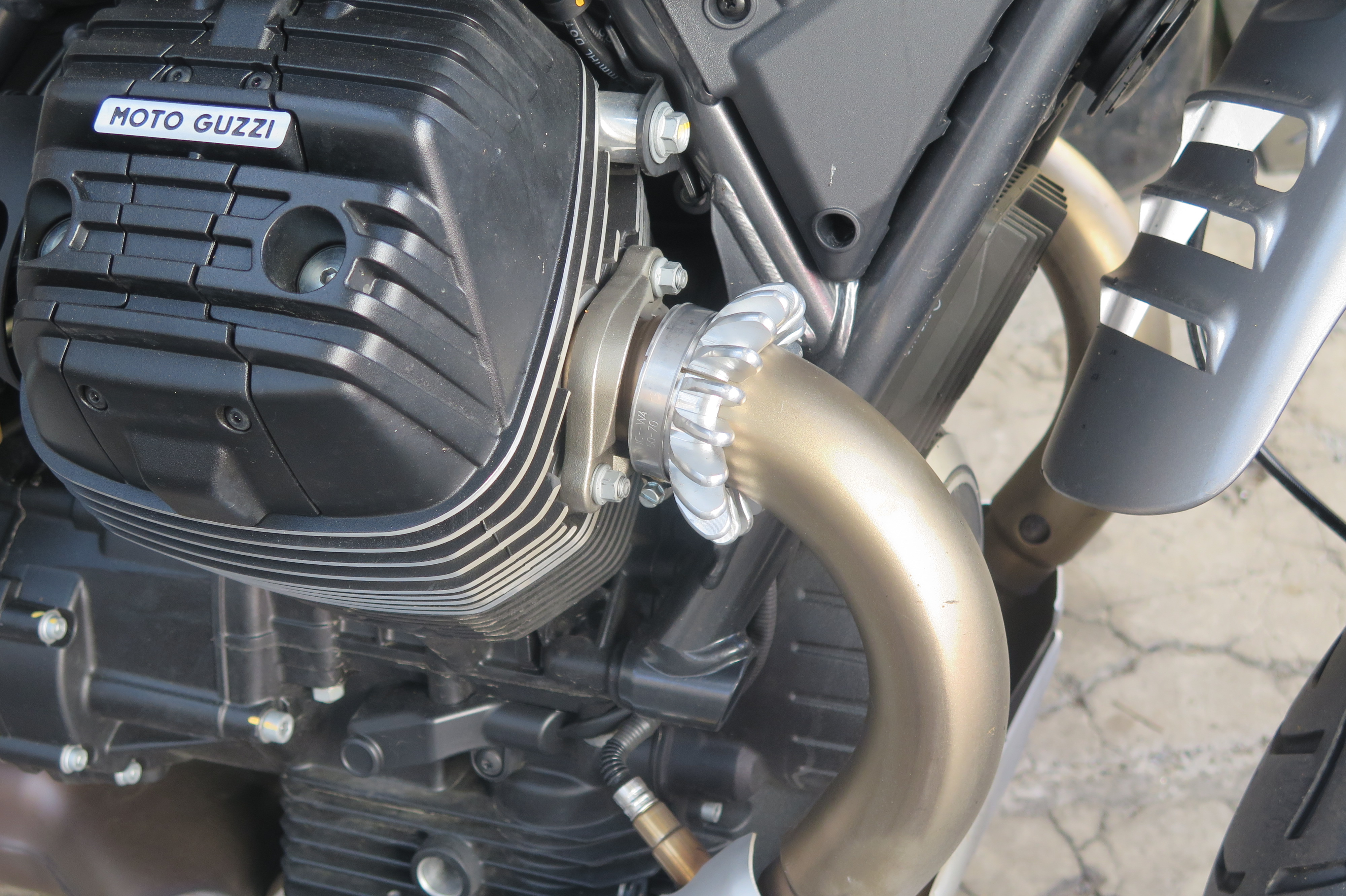 Écrou de couronne d'échappement pour Moto Guzzi V85